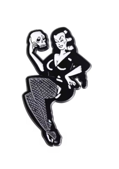 Gothic Dead Girl Enamel Pin: Pin-up mit Totenkopf und Netzstrümpfen