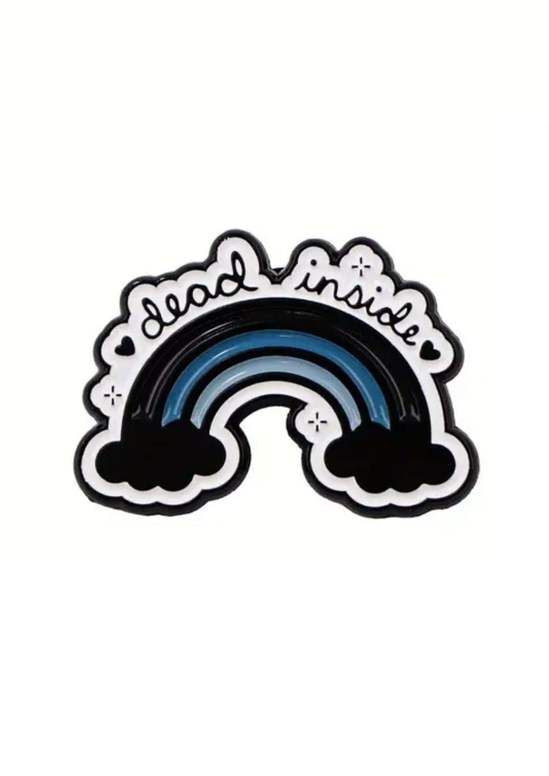 Regenbogenförmige Emaille-Anstecknadel mit dem Text ’dead inside’ und Herzakzenten, schwarzer Hintergrund.