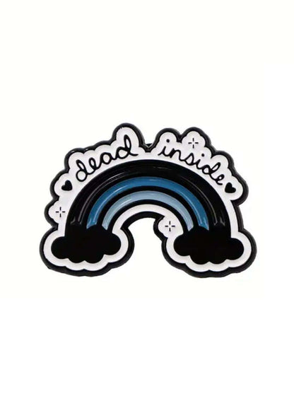 Regenbogenförmige Emaille-Anstecknadel mit dem Text ’dead inside’ und Herzakzenten, schwarzer Hintergrund.