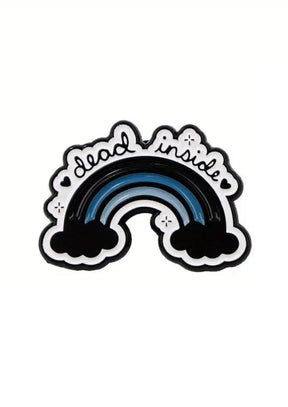 Regenbogenförmige Emaille-Anstecknadel mit dem Text ’dead inside’ und Herzakzenten, schwarzer Hintergrund.