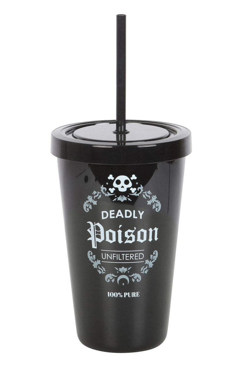 Schwarzer Becher mit Strohhalm und Etikett ’Deadly Poison’.