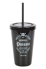 Schwarzer Becher mit Strohhalm und Etikett ’Deadly Poison’.