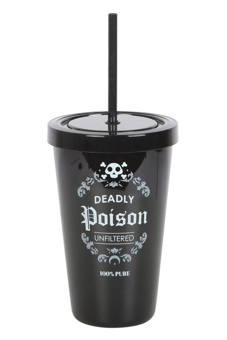 Schwarzer Becher mit Strohhalm und Etikett ’Deadly Poison’.