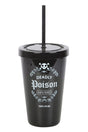 Schwarzer Becher mit Strohhalm und Etikett ’Deadly Poison’.