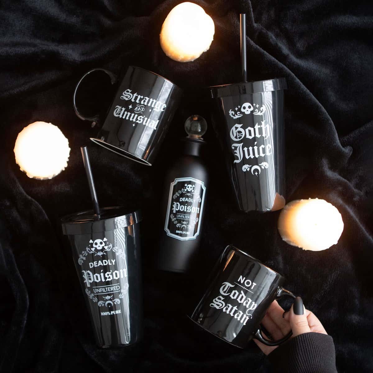Schwarzer goth-themed deadly poison tumbler mit weißem schädel und mond design und text goth juice