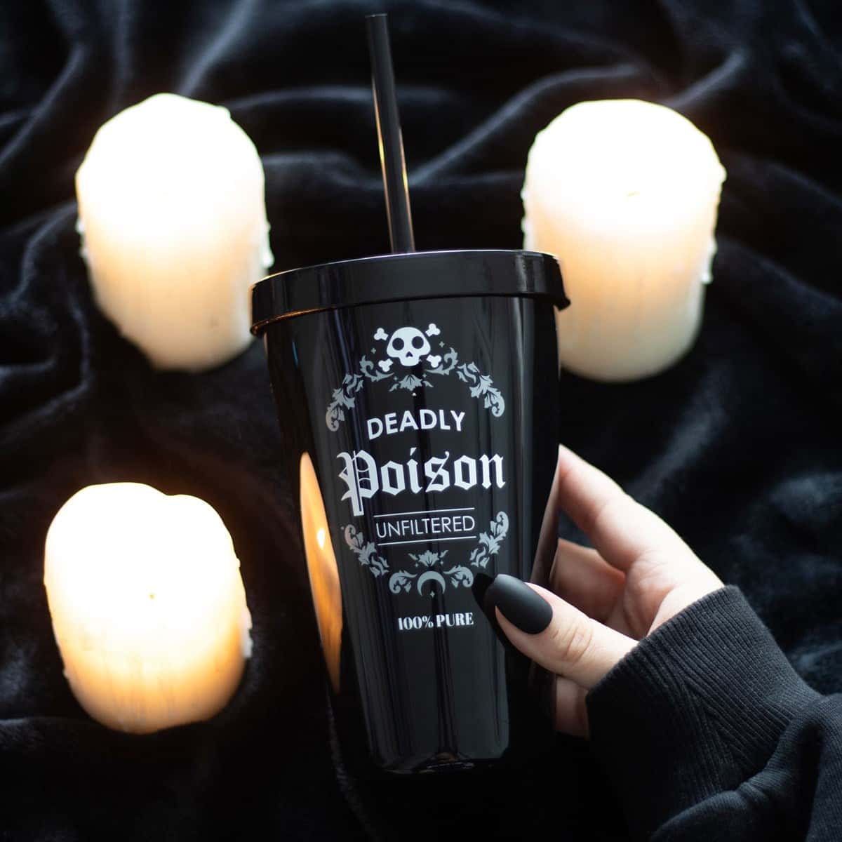 Schwarzer plastik deadly poison tumbler mit weißem gotischem text und schädeldesign mit passendem strohhalm und deckel