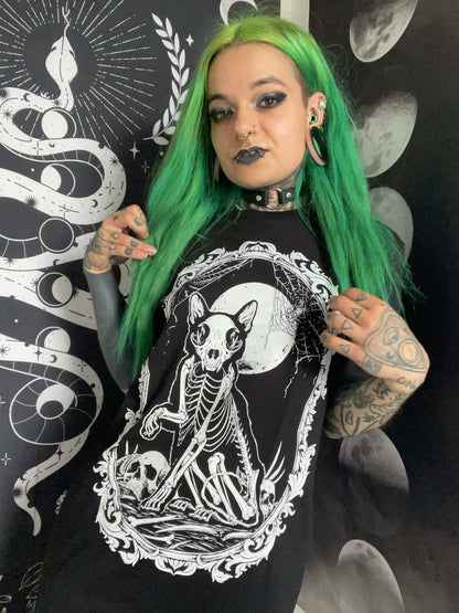 Schwarzes gothic t-shirt mit weißem grafikprint eines skelettkatze unter mond und ornamentalen details für horror fans