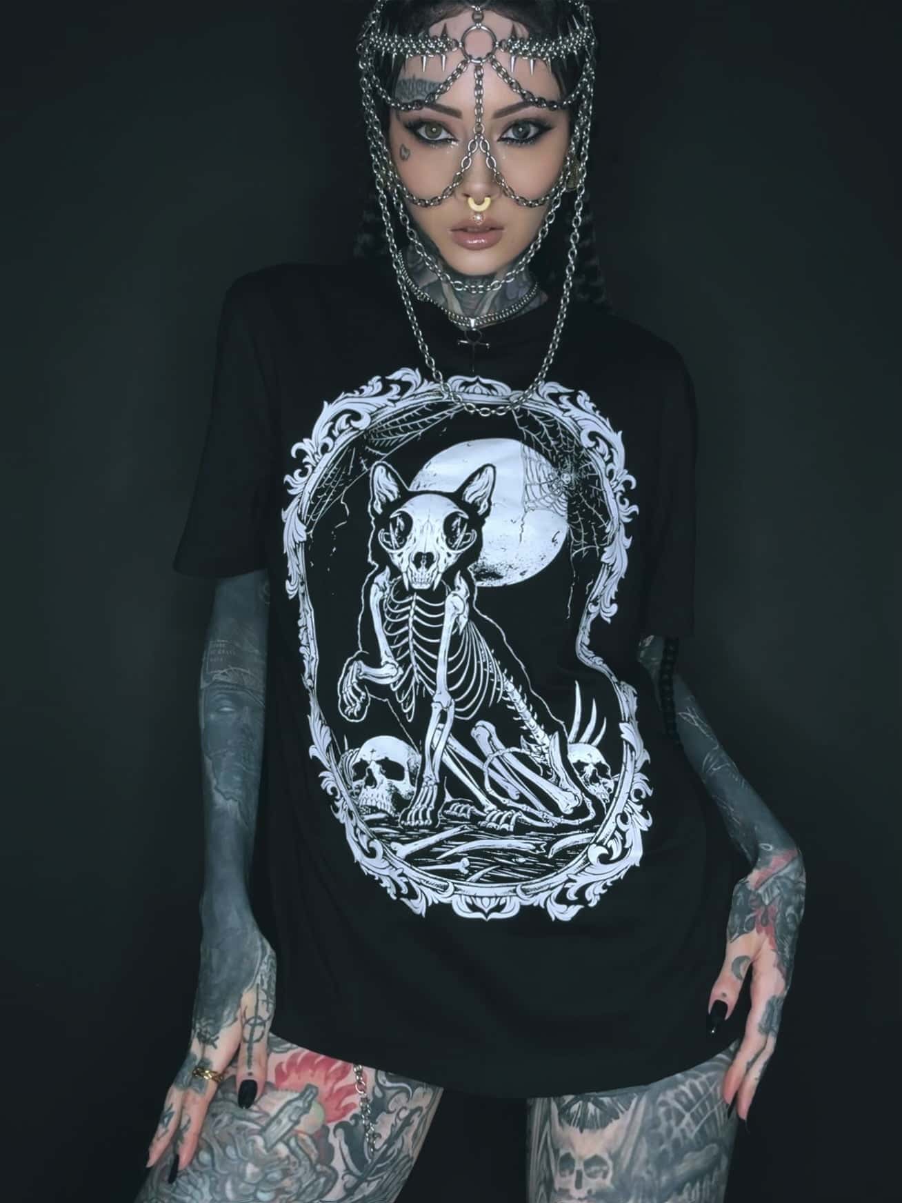 Schwarzes gothic t-shirt mit weißem ornate totkatzenmotiv und knochen für horror fans