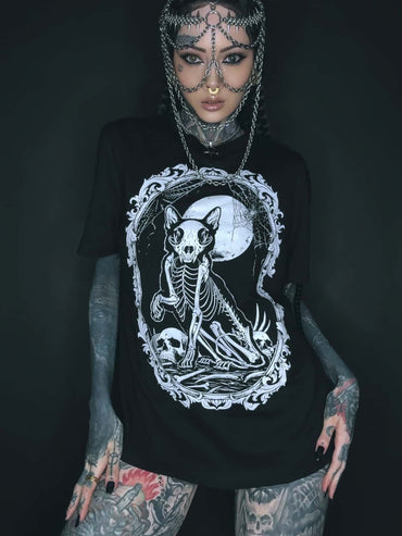 Schwarzes gothic t-shirt mit weißem ornate totkatzenmotiv und knochen für horror fans