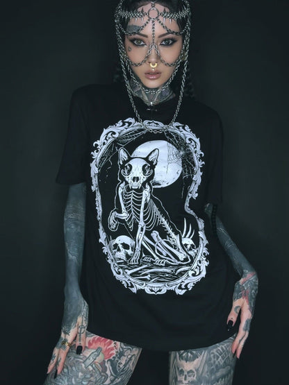 Schwarzes T-Shirt mit Katzen-Skelett-Grafik.
