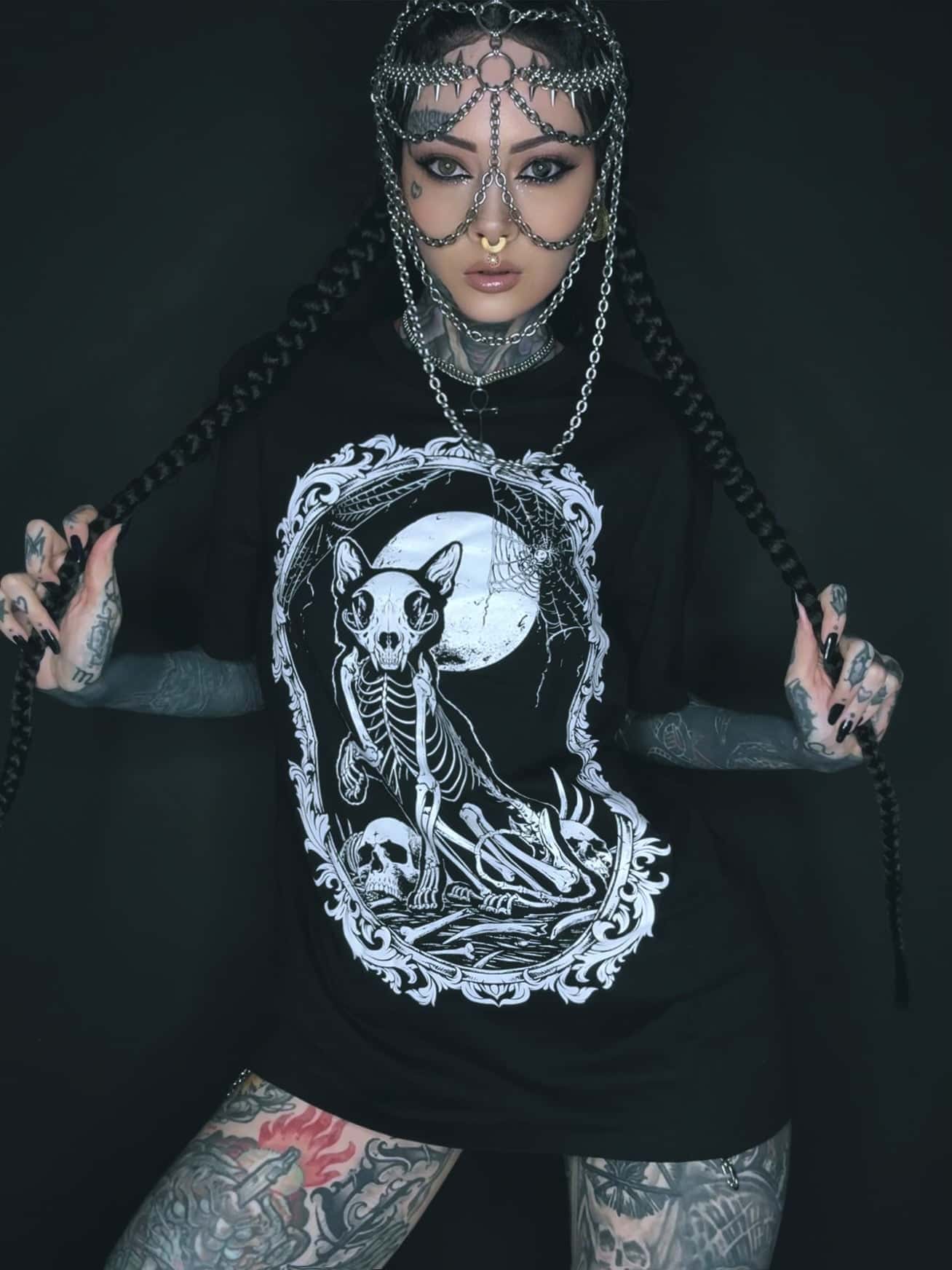 Schwarzes langarmshirt death cat mit weißem gothischem katzenskelett und barockem horror-design unter vollem mond