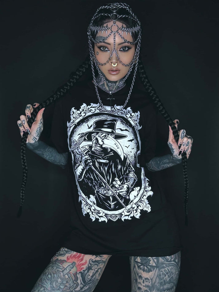 Tattooierte frau trägt gothic plague doctor shirt death doctor bitte horror motiv in schwarz