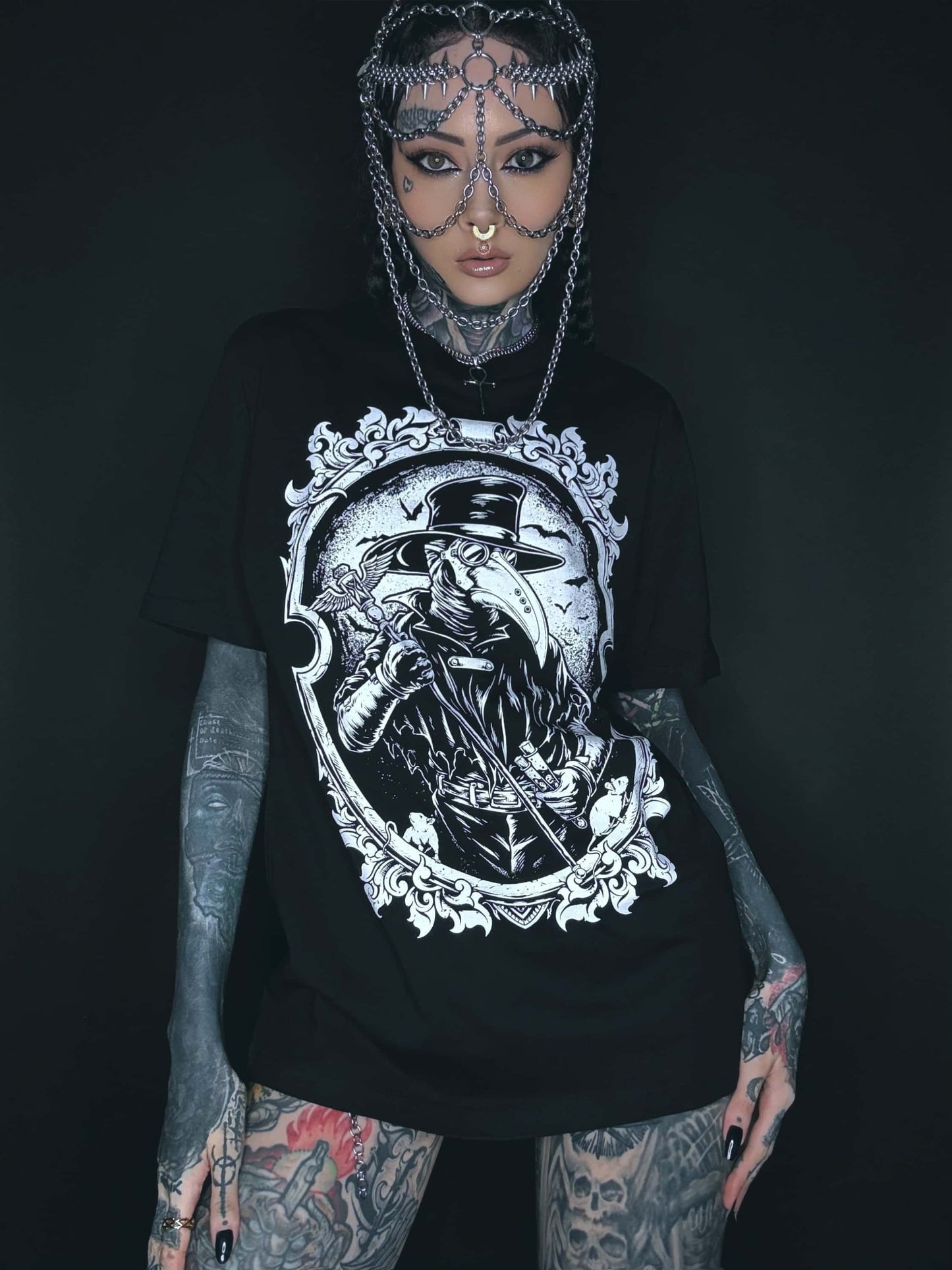 Schwarzes bitte gothic horror t-shirt mit detailliertem weißem plague doctor motiv in verzierter ovale rahmen