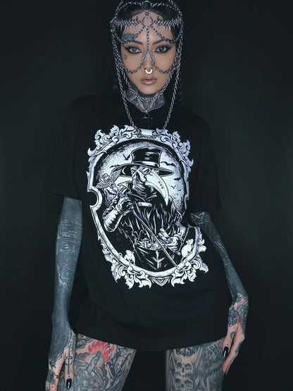 Schwarzes bitte gothic horror t-shirt mit detailliertem weißem plague doctor motiv in verzierter ovale rahmen