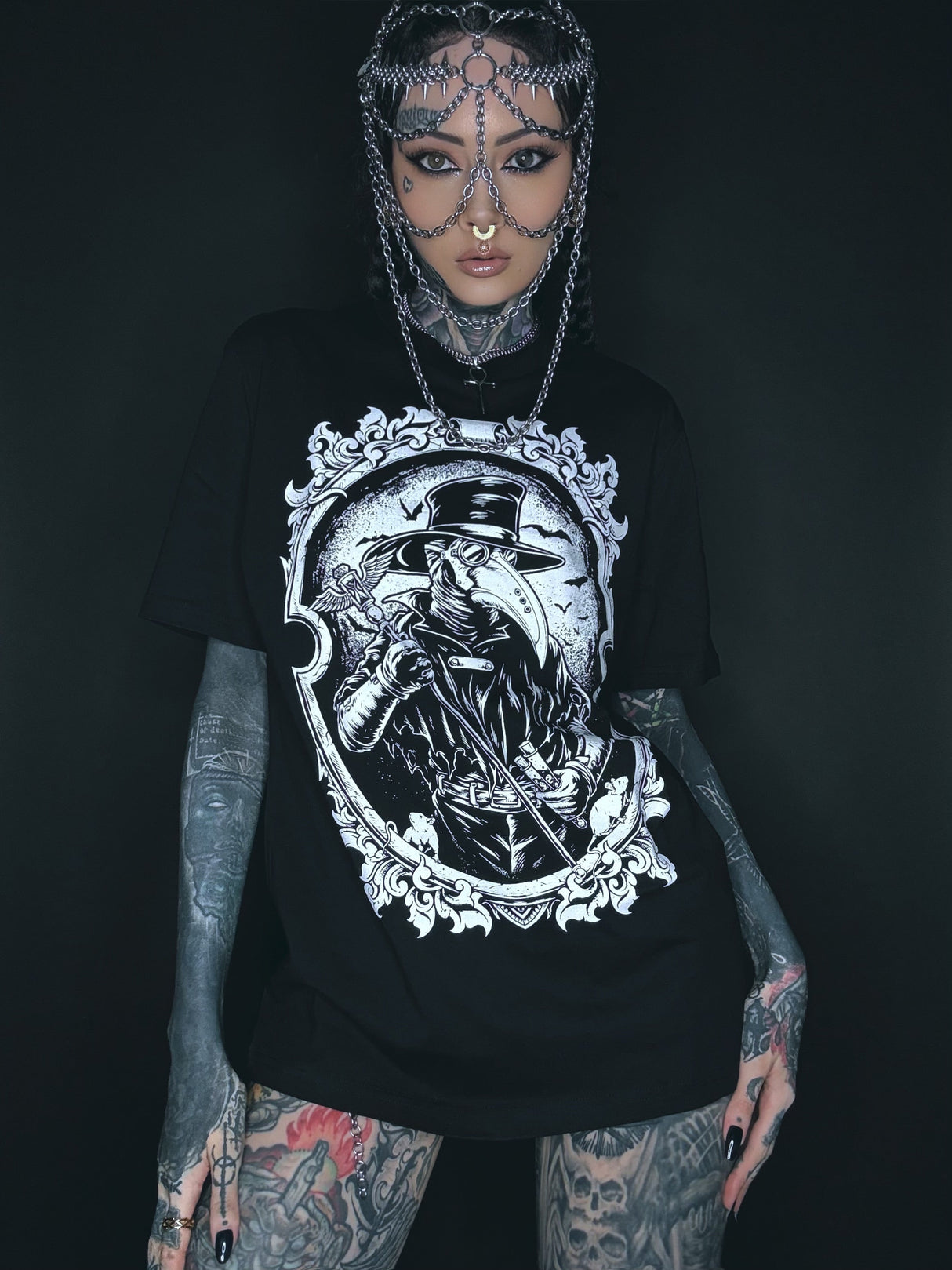 Schwarzes T-Shirt mit Pestarzt-Grafik.