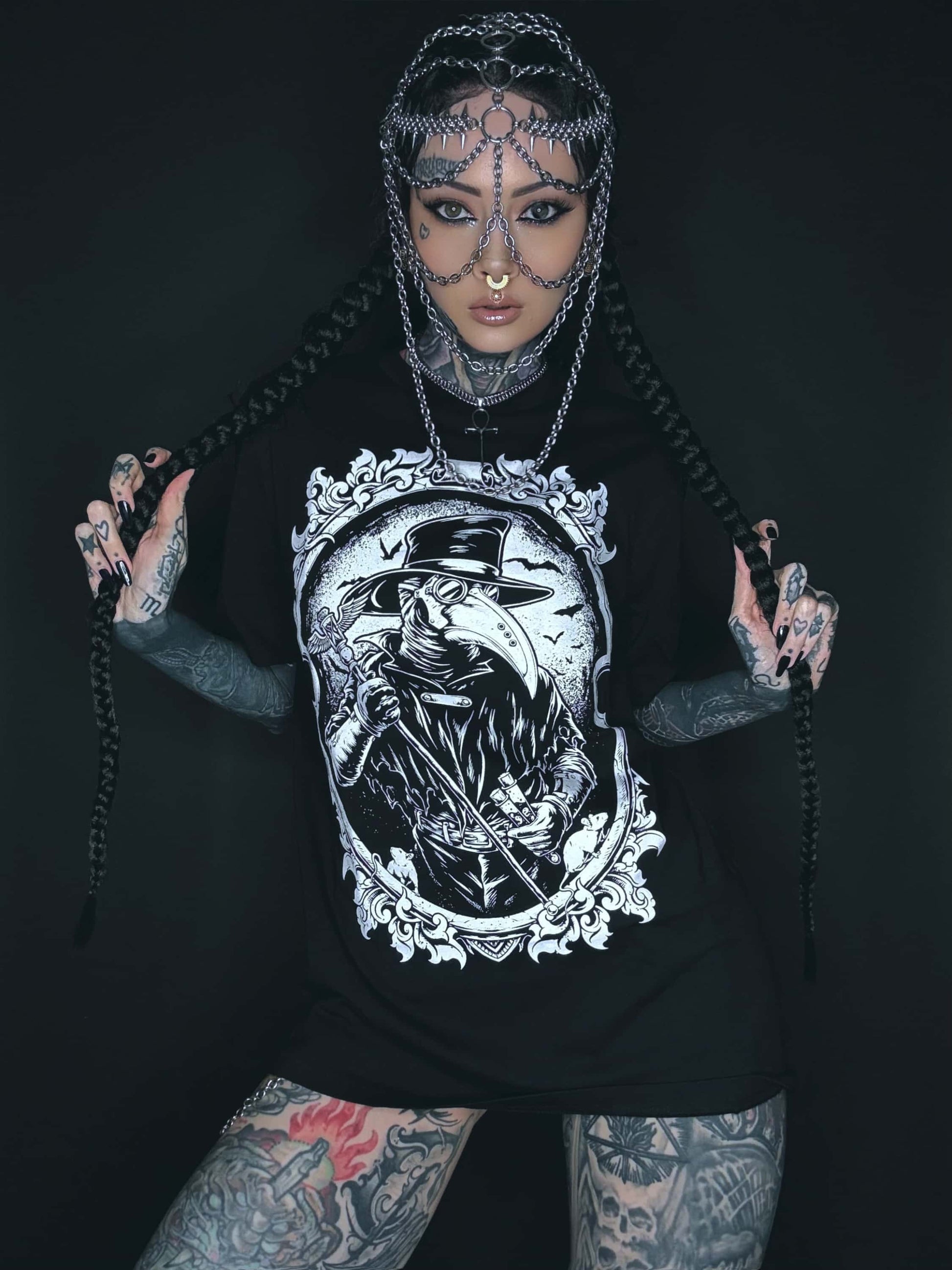 Schwarzes gothic horror shirt mit weißem ornate rahmen und plague doctor grafik im bitte stil