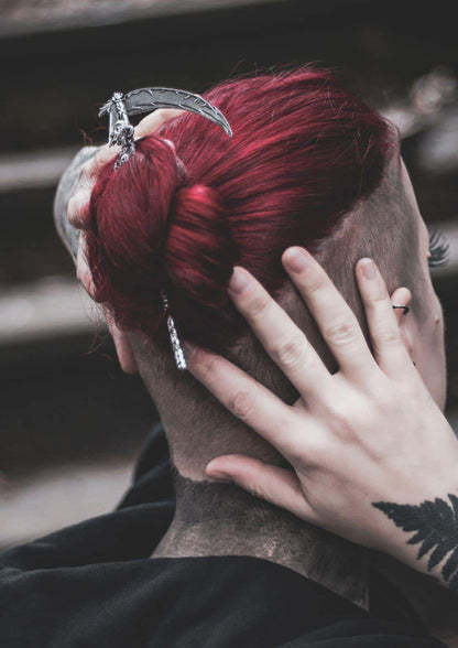 Silberne scythe-förmige haarnadel death essence mit gothischem design, filigranen details und einer hängenden kette