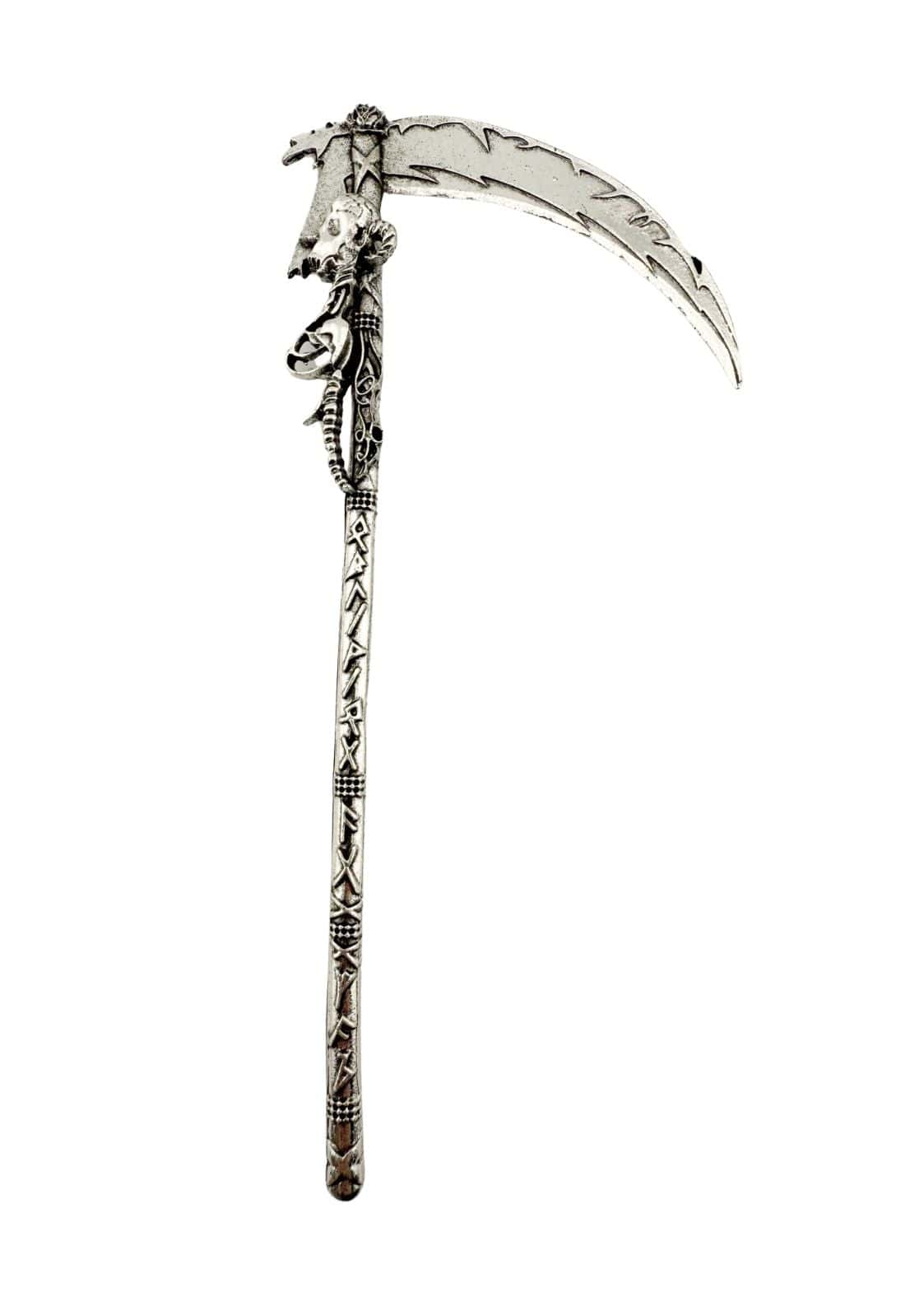 Silberne Sense mit aufwendigen Designs und einer gebogenen Klinge.