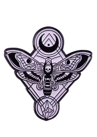 Schwarz-weiß enamel pin mit gothic death moth und schädel, umgeben von geometrischen symbolen wie mond und dreiecken