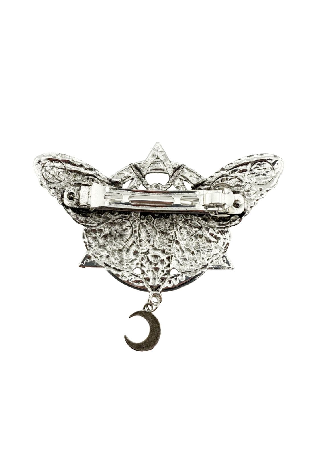 Silberne Schmetterlingsbrosche mit aufwendiger Verarbeitung und einem Halbmond-Anhänger.