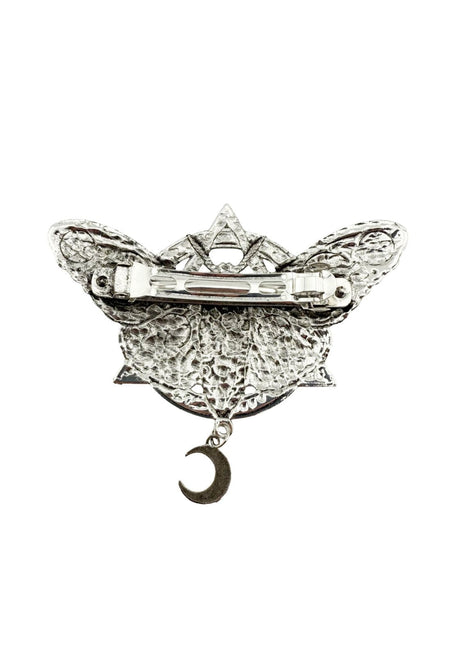 Silberne Schmetterlingsbrosche mit aufwendiger Verarbeitung und einem Halbmond-Anhänger.