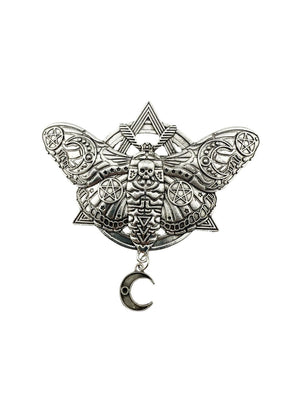 Silberne Mottenbrosche mit Pentagramm- und Totenkopfmotiv