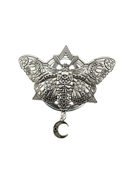 Silberne Mottenbrosche mit Pentagramm- und Totenkopfmotiv