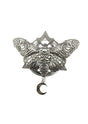 Silberne Mottenbrosche mit Pentagramm- und Totenkopfmotiv