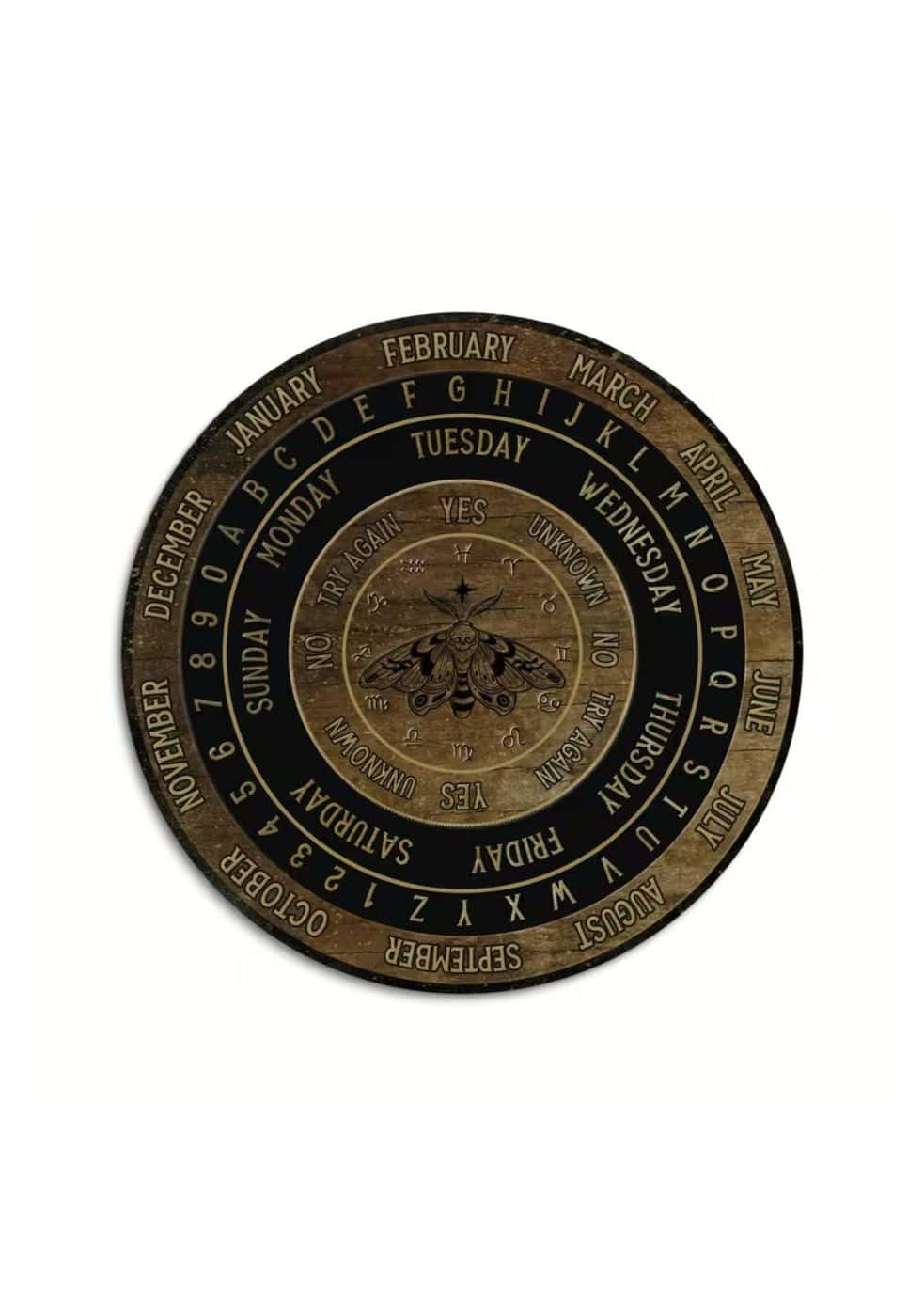 Vintage-Stil-Holzkalender-Rad mit zentraler Motten-Illustration und konzentrischen Ringen, die Monate, Wochentage und Ja/Nein-Wahrsagungssymbole anzeigen.