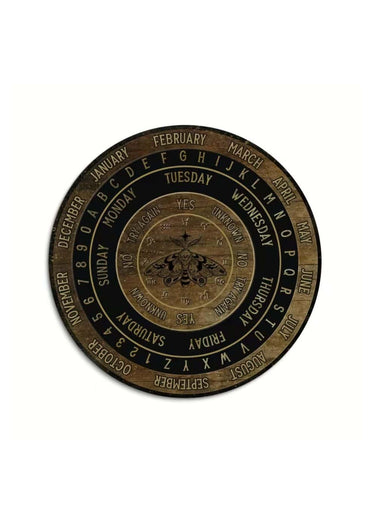 Vintage-Stil-Holzkalender-Rad mit zentraler Motten-Illustration und konzentrischen Ringen, die Monate, Wochentage und Ja/Nein-Wahrsagungssymbole anzeigen.