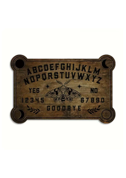 Vintage-Stil-Holz-Ouija-Brett mit einer dunkelbraunen, verwitterten Oberfläche und einem gravierten Motten-Design in der Mitte.