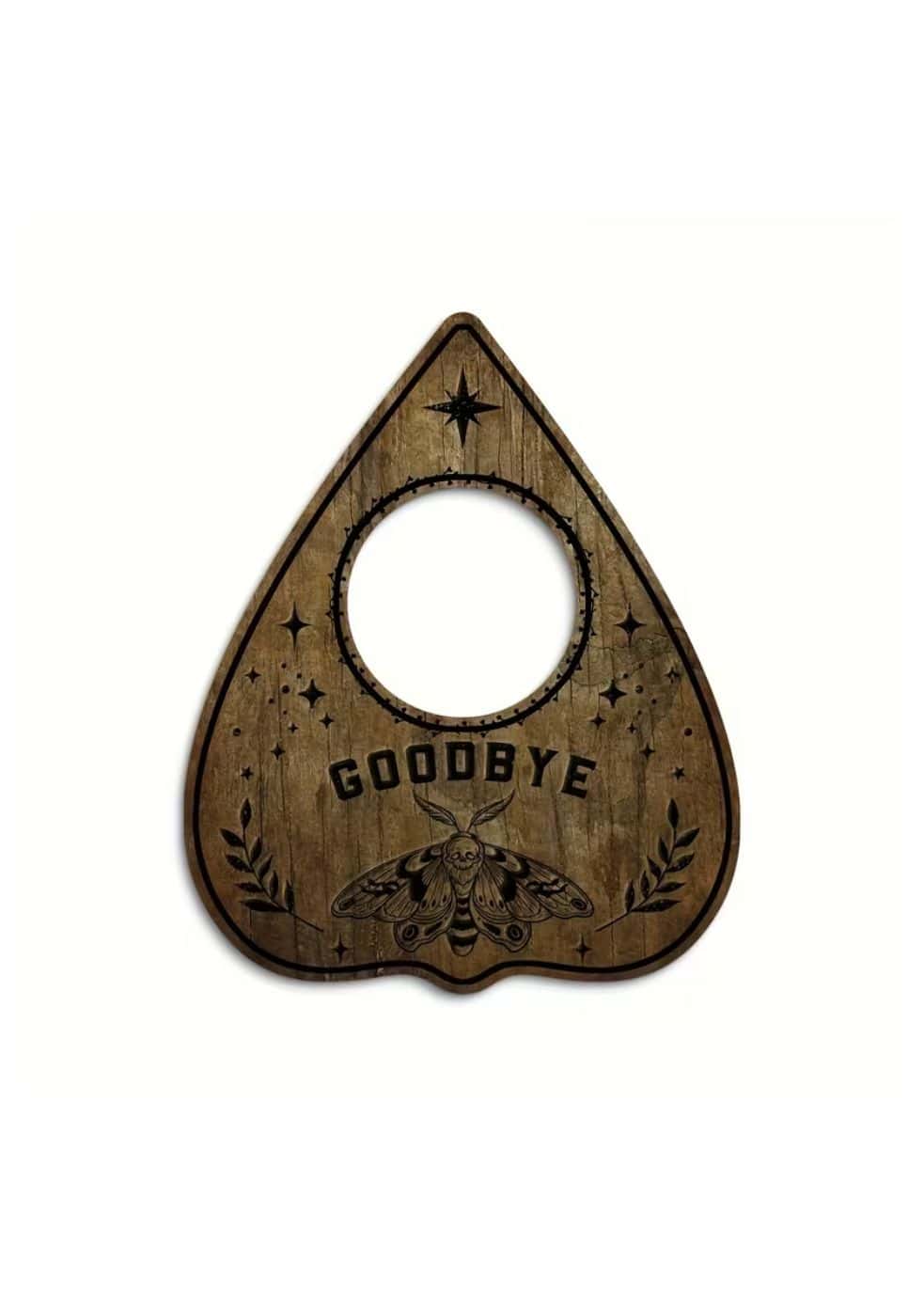 Eine rustikale, holzene, tränenförmige Ouija-Planchette mit einem zentralen Loch, graviertem schwarzem Text, der ‚goodbye‘ lautet, und detaillierten Illustrationen von Sternen, Lorbeerblättern und einem Insekt.