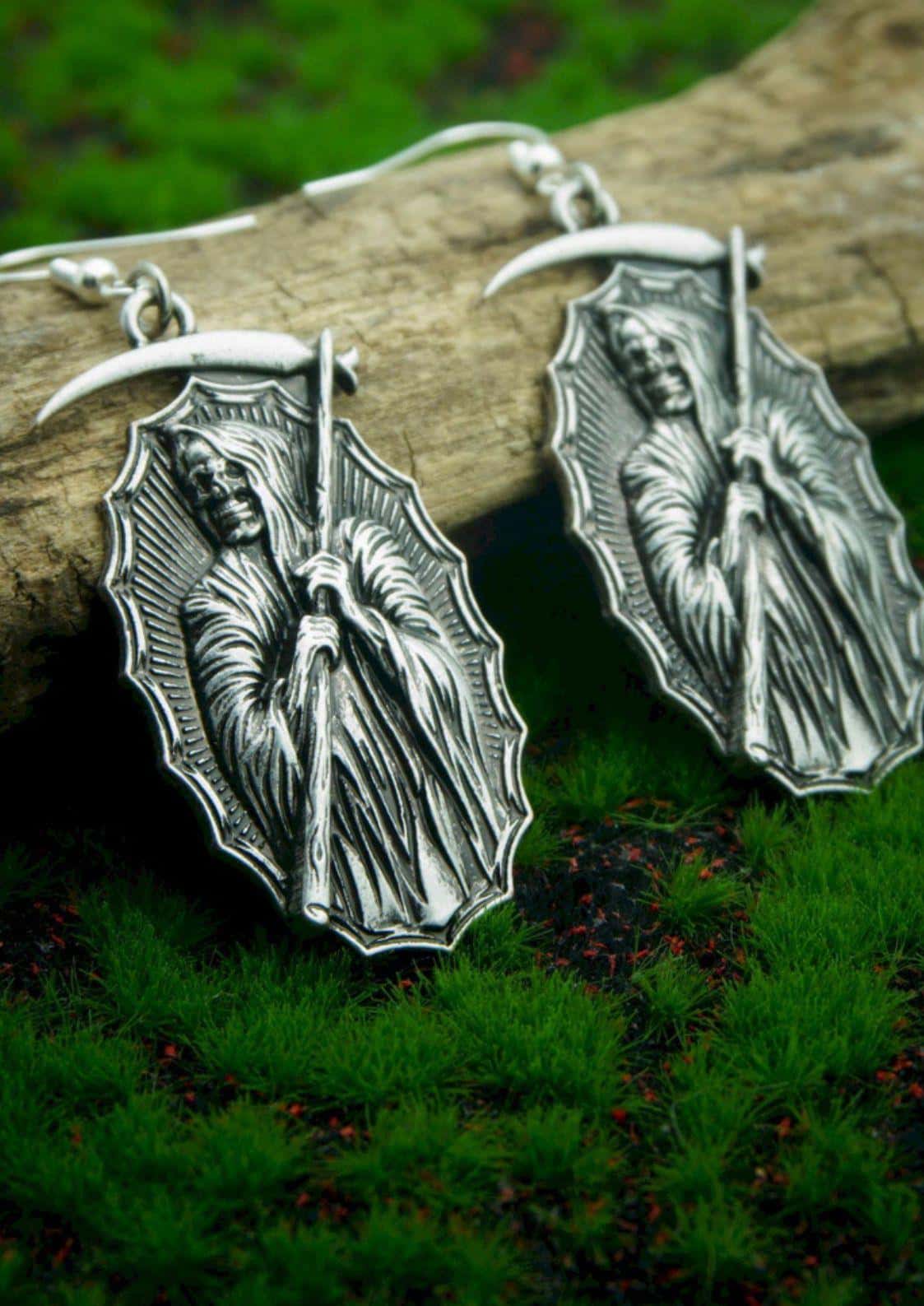 Silberne death reaper ohrringe mit detailliertem skelett und sense in ornamentiertem schild, perfekt für gothic kleidung und horror fans