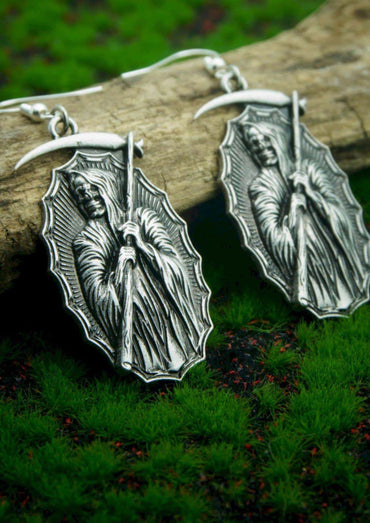 Silberne death reaper ohrringe mit detailliertem skelett und sense in ornamentiertem schild, perfekt für gothic kleidung und horror fans
