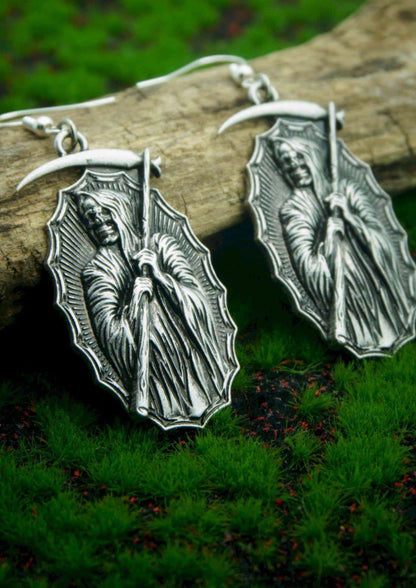 Silberne death reaper ohrringe mit detailliertem skelett und sense in ornamentiertem schild, perfekt für gothic kleidung und horror fans
