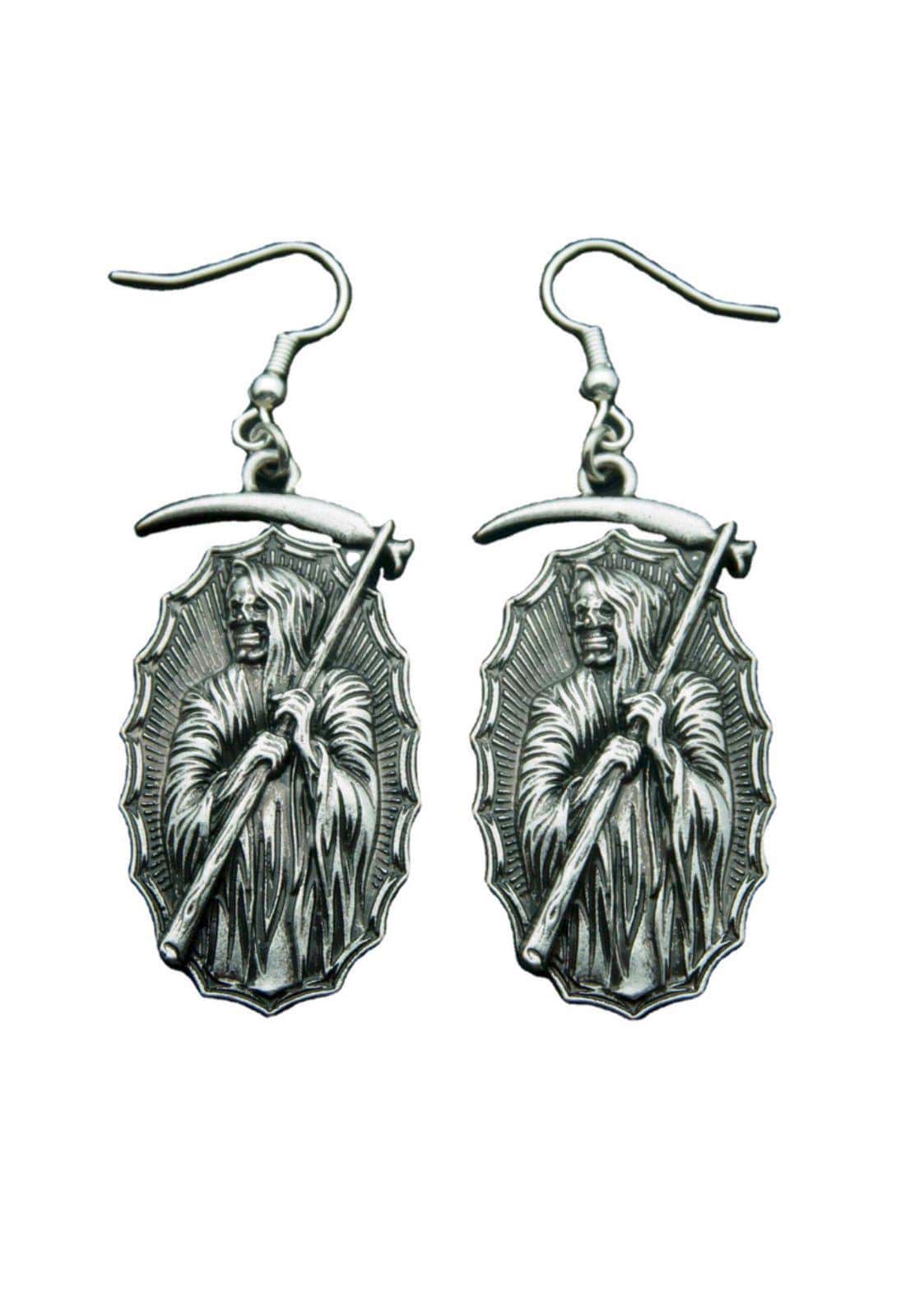 Silberfarbene gothic ohrringe death reaper mit detaillierter skelett-grim reaper darstellung im ovalrahmen