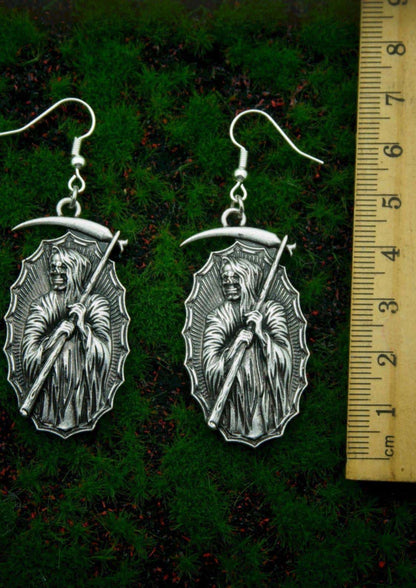 Silverfarbene death reaper ohrringe mit detailliertem horror design aus metall für gothic und dark fashion fans
