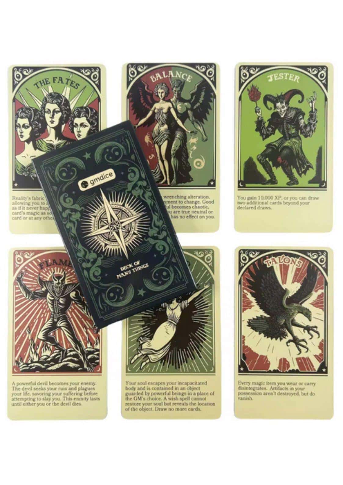 Dunkelgrünes, verziertes deck of many things tarot karten mit kompassrosen-design und gmdice logo auf der rückseite