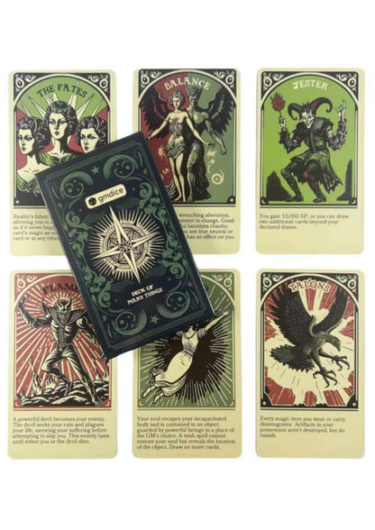 Dunkelgrünes, verziertes deck of many things tarot karten mit kompassrosen-design und gmdice logo auf der rückseite