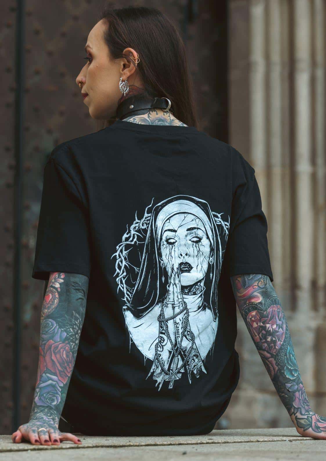 Schwarzes gothic kurzarmshirt mit detailliertem weißem line-art horrormotiv einer traurigen nonne mit dornen und ketten auf der rückseite