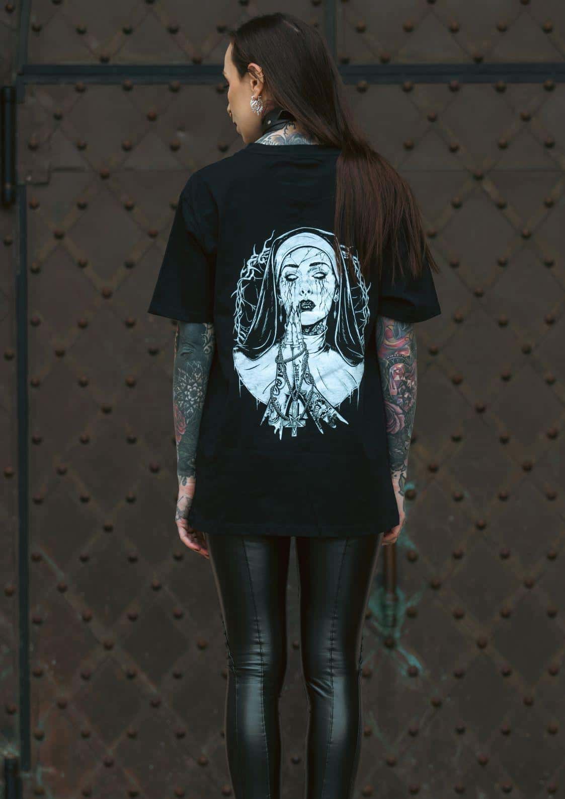 Schwarzes gothic t-shirt mit weißem horror gothic nonne design rückseite bitte backprint