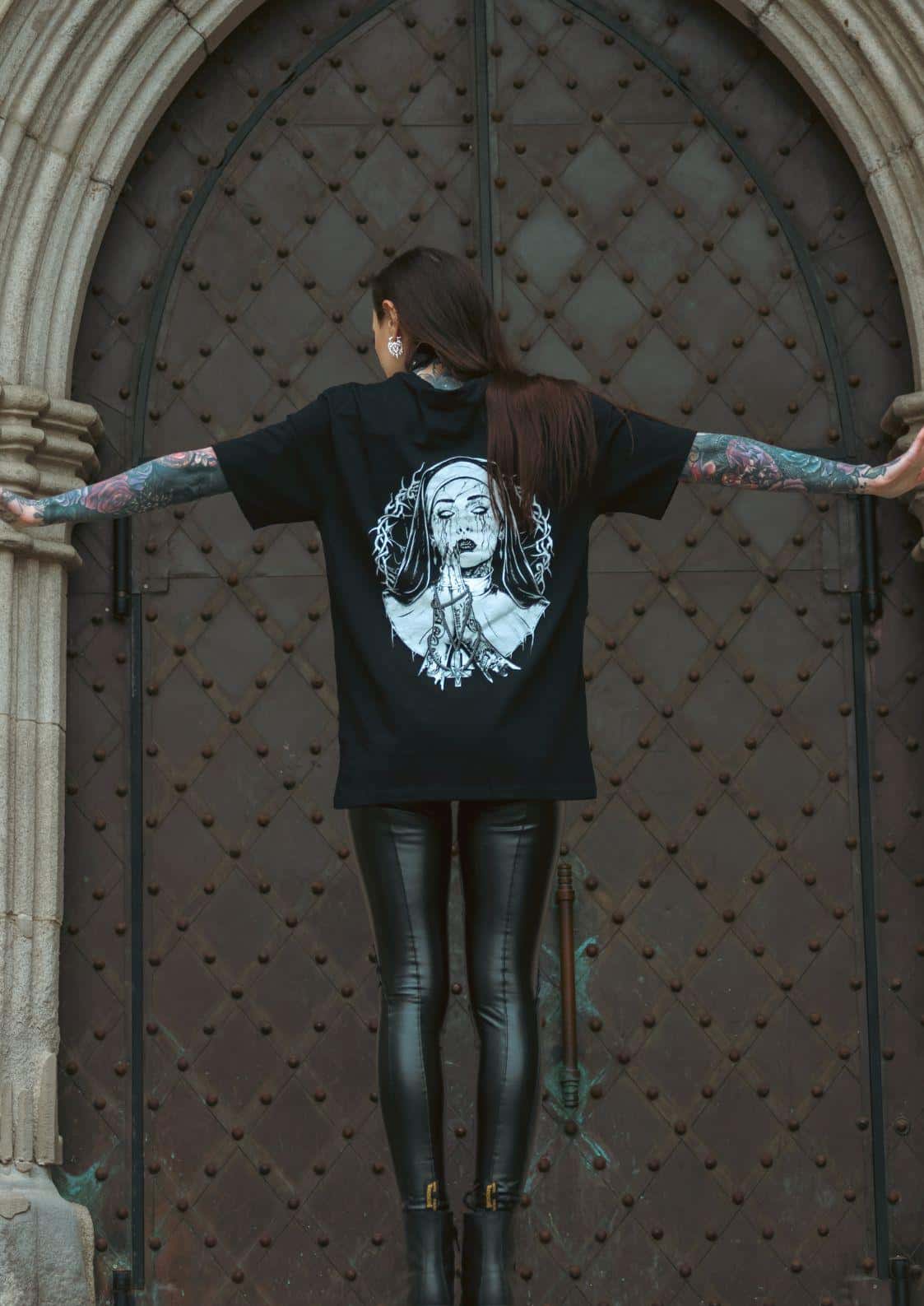 Black hoodie mit weißem gothic horror demon nun backprint, featuring eine nonne mit langem haar und detaillierter linienkunst