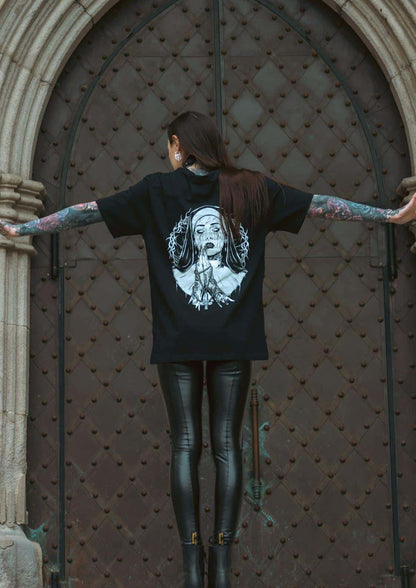 Black hoodie mit weißem gothic horror demon nun backprint, featuring eine nonne mit langem haar und detaillierter linienkunst