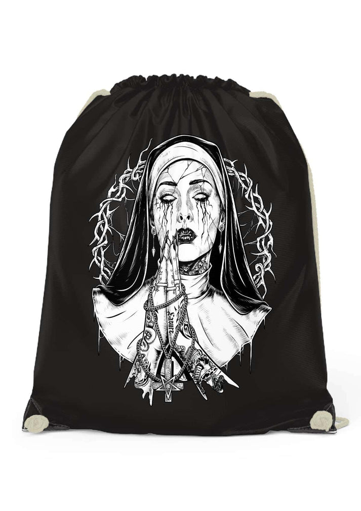 Schwarzer gothic gym bag mit externe kordelhalterungen und detaillierter schwarz-weiß illustration einer nonne mit dornen und okkulten symbole