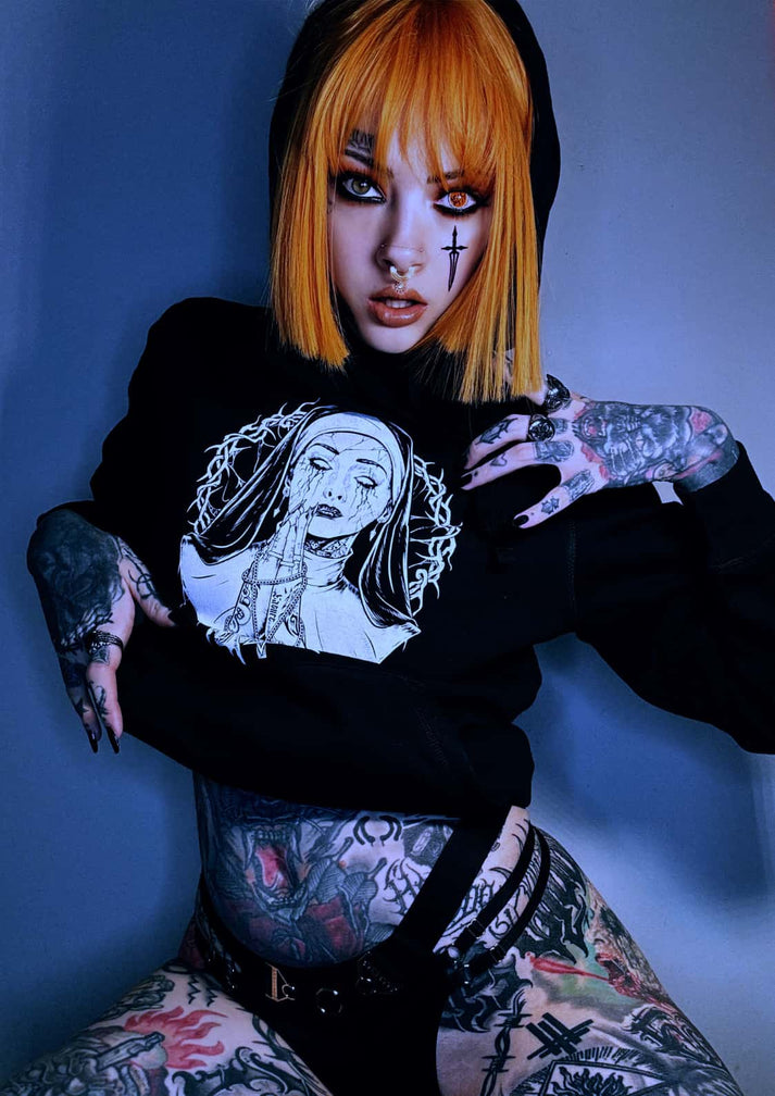 Black hoodie mit weißem gothic horror grafik einer dienerin in ketten demon nun hoodie