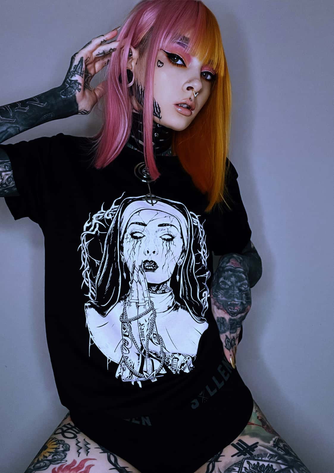 Schwarzes gothic t-shirt demon nun mit weißer grafik einer betenden figur mit ketten und dornenkrone