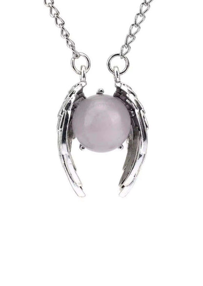 Silberner engelsflügel anhänger mit rundem, hellrosa stein aus edelstahl im demon stone halskette design
