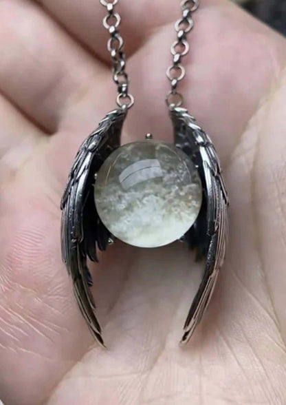 Demon stone halskette mit silbernem engelflügel anhänger und durchscheinender quarzkugel aus edelstahl, passend zum skull owl necklace stil