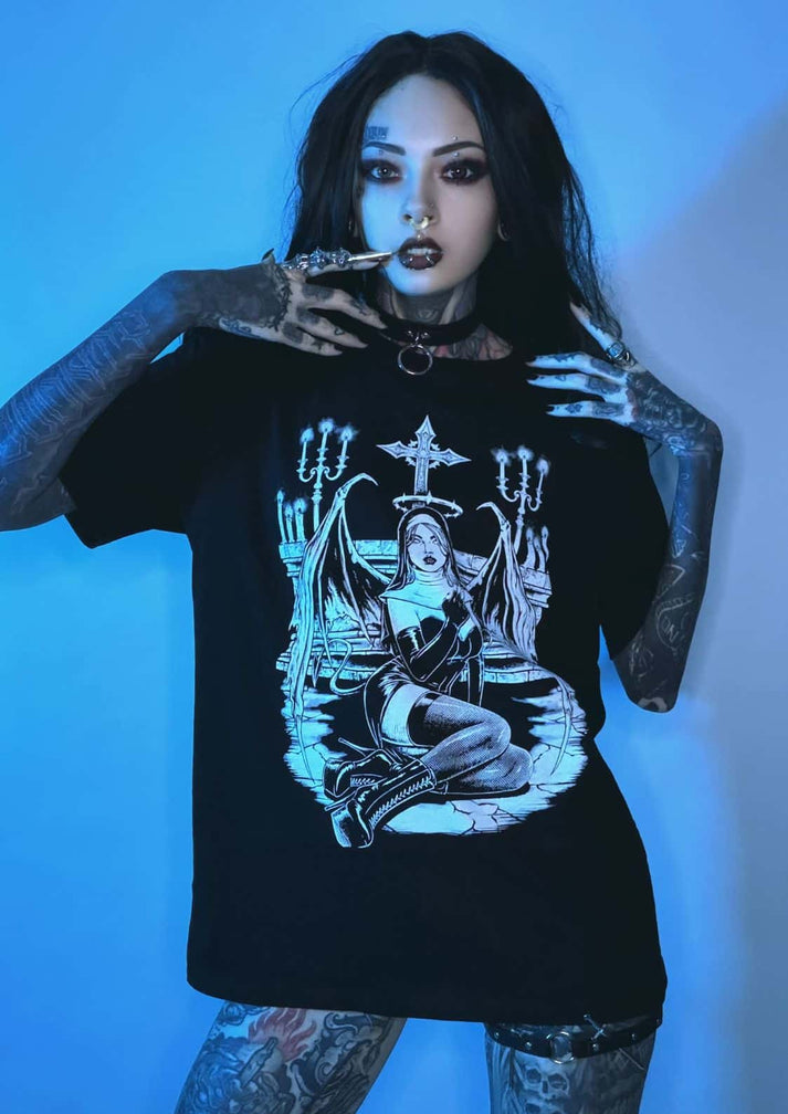 Schwarzes düsteren shirt aus bio-baumwolle mit gothic grafik eines engels auf thron und kerzenleuchtern