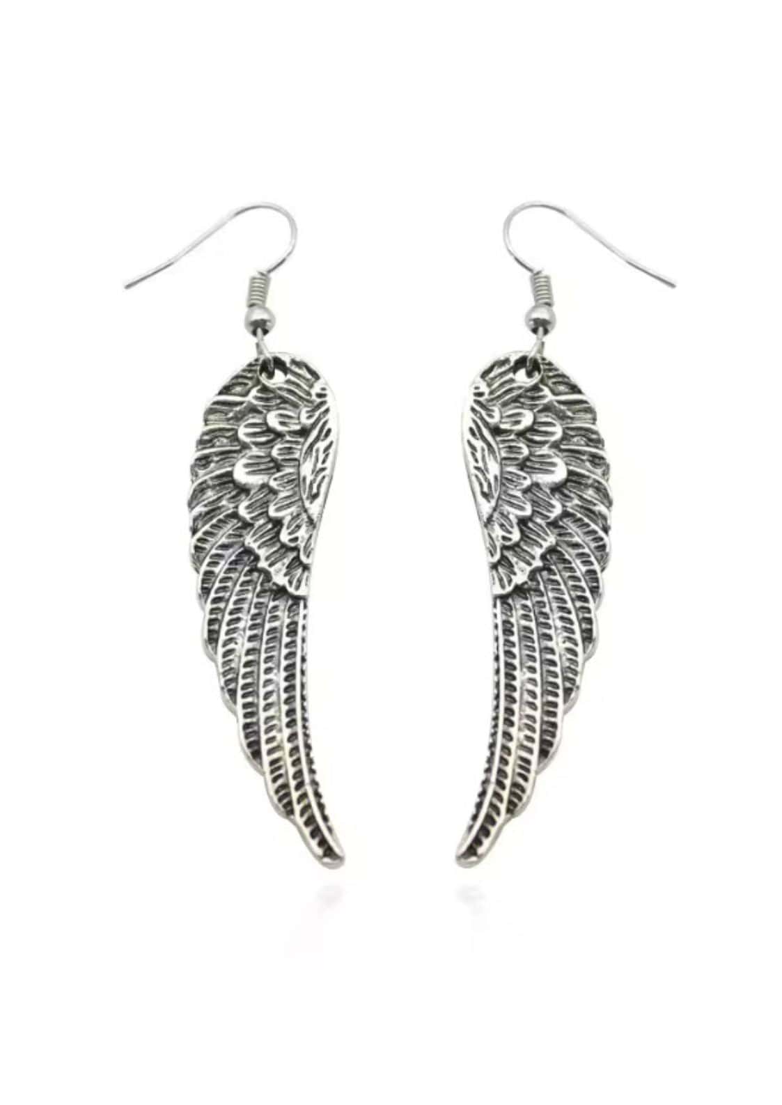 Silberne Engelsflügel-Ohrringe mit komplizierten Federdetails und Hakenverschluss.